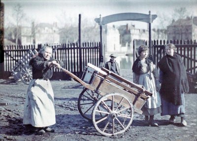 Vieille femme avec une charrette sur une route boueuse, avec deux filles et un garçon, France, vers 1914-18 - French Photographer